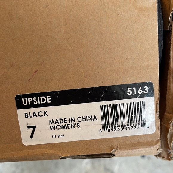 UGGS - Picture 7 of 7